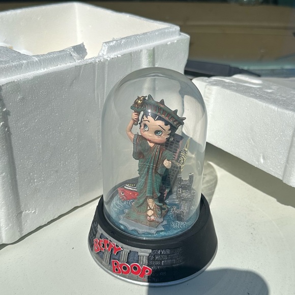 Betty Boop Globe - Picture 1 of 1